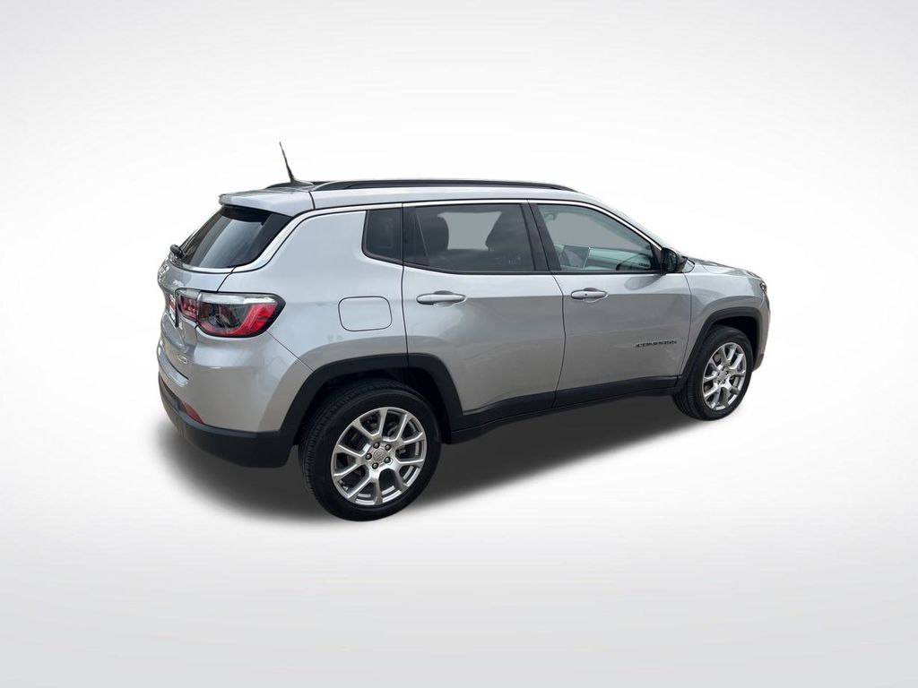 2022 Jeep Compass Latitude Lux photo 47