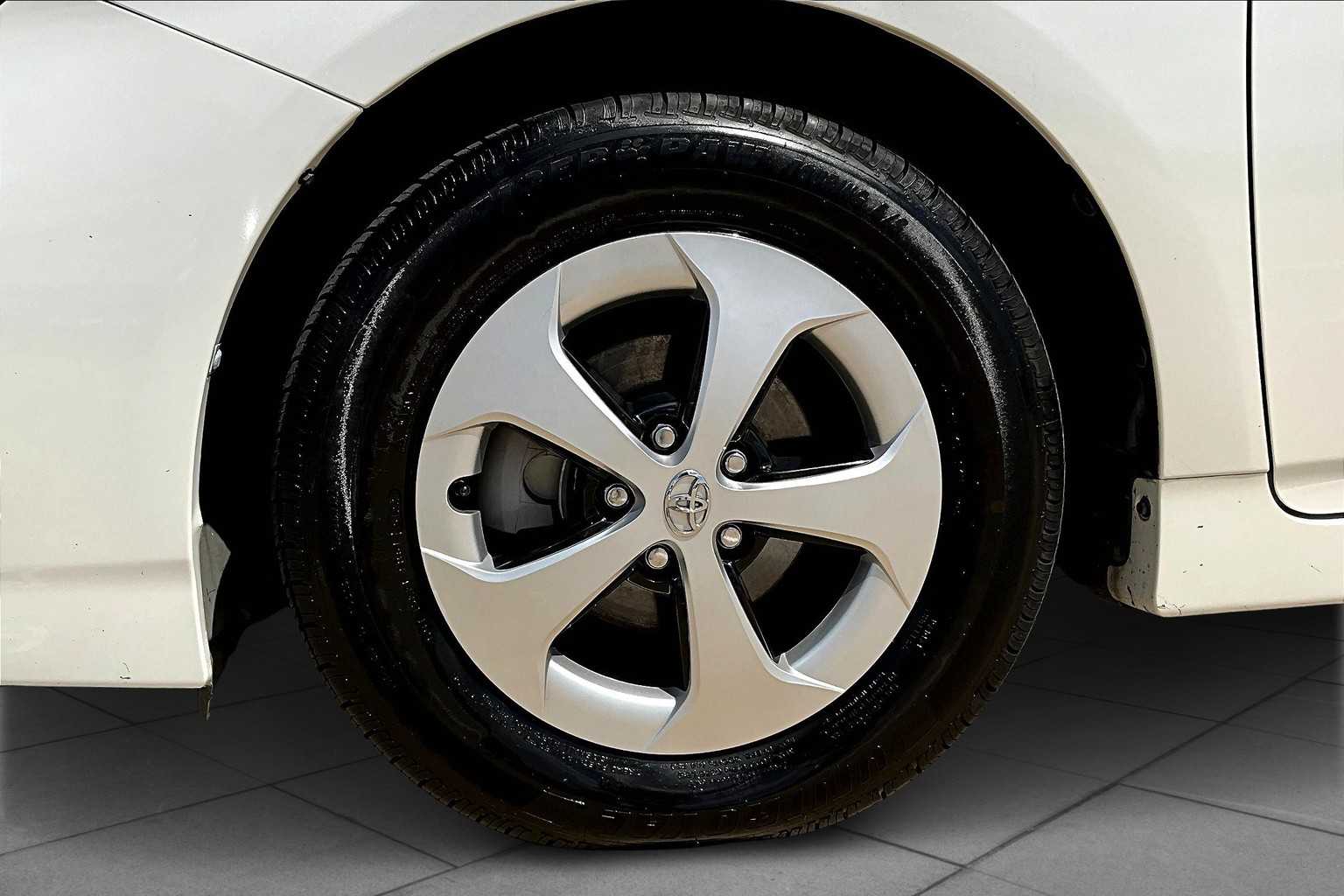 2014 Toyota Prius Two photo 10