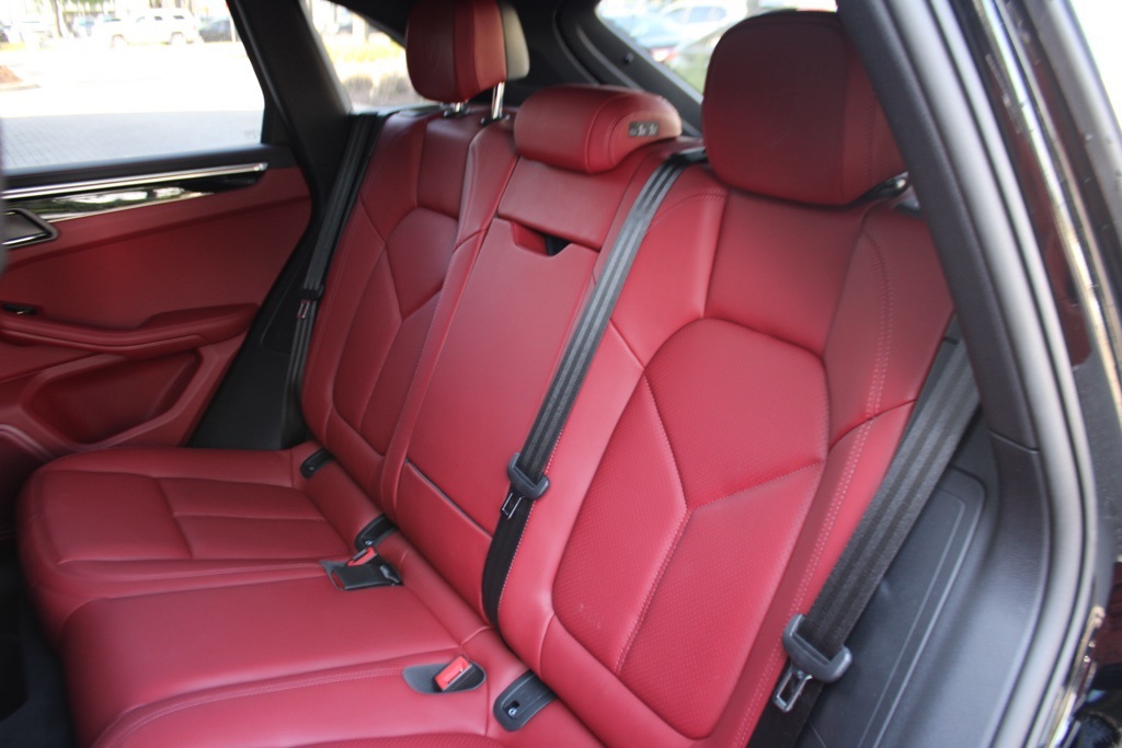 2025 Porsche Macan T photo 33