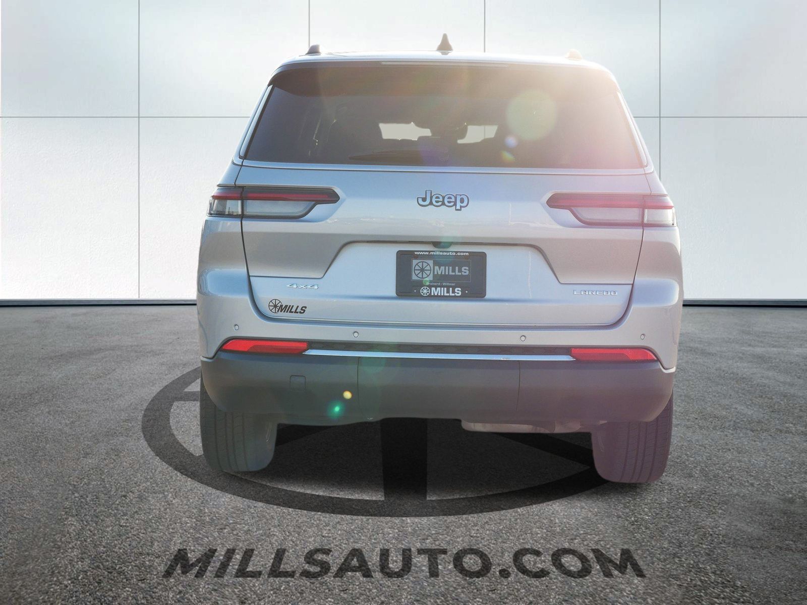 2023 Jeep Grand Cherokee Laredo photo 3