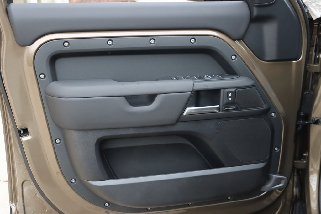 2025 LAND ROVER DEFENDER - Image 9