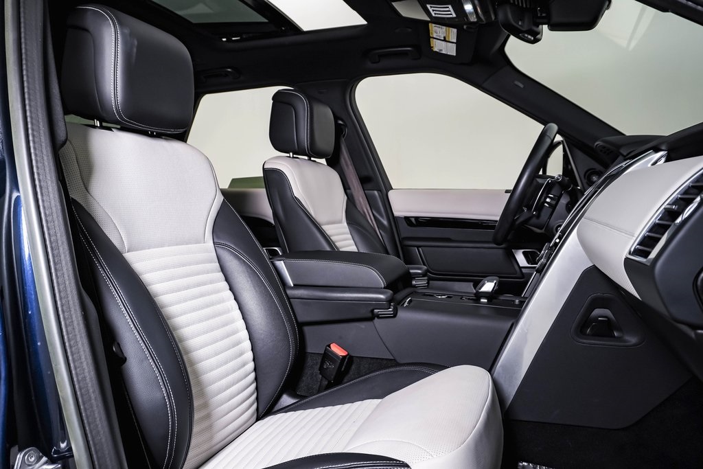2023 Land Rover Discovery S R-Dynamic photo 13
