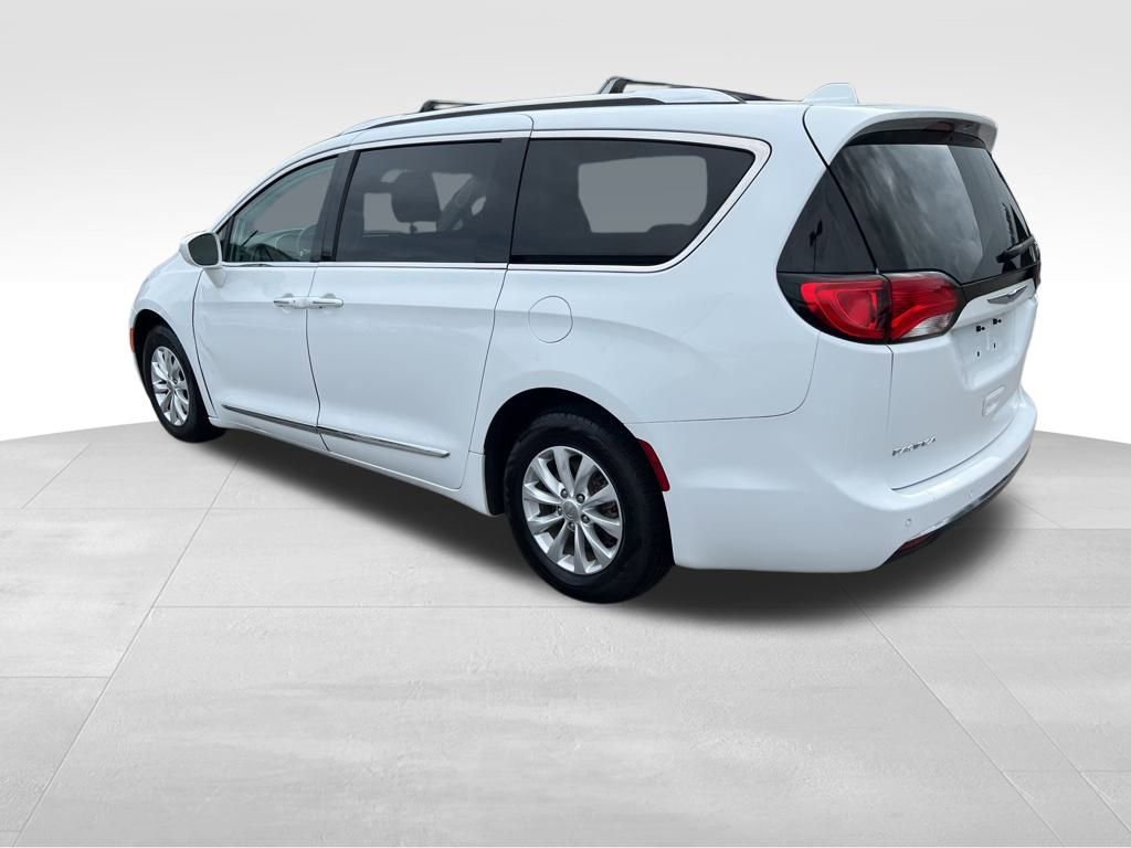 2019 Chrysler Pacifica Touring L photo 2