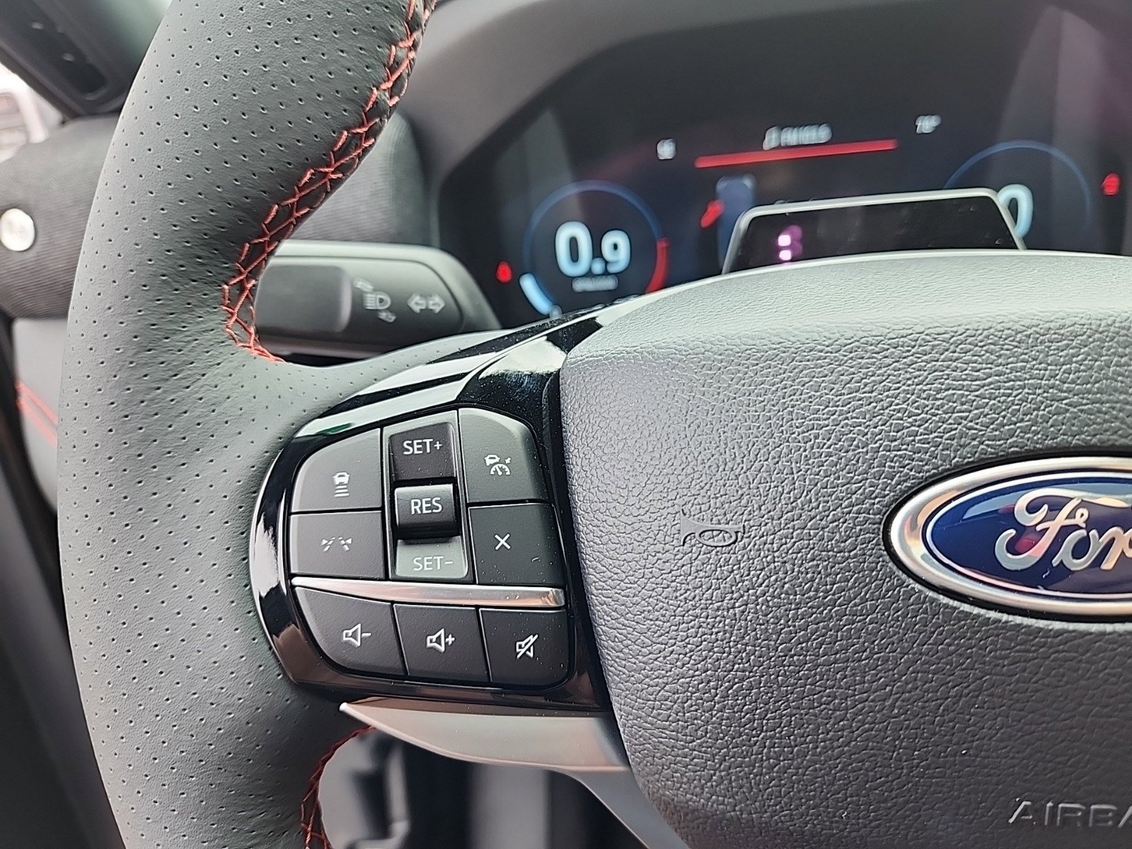 2025 Ford Explorer ST-Line photo 9