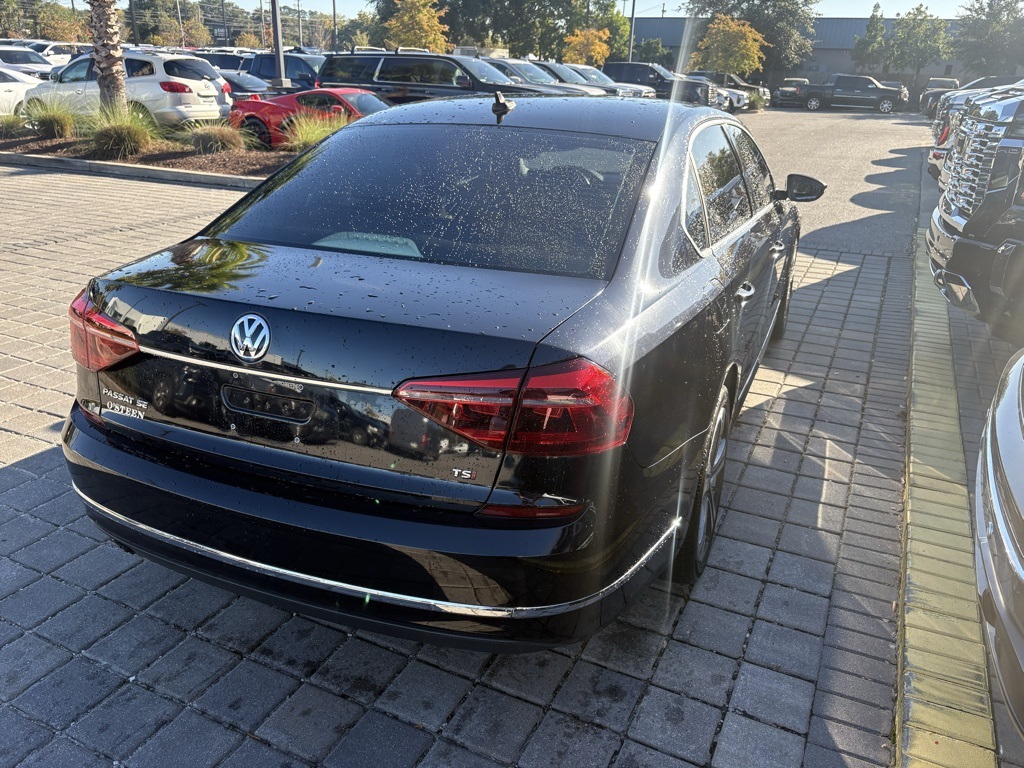 2017 Volkswagen Passat SE photo 4