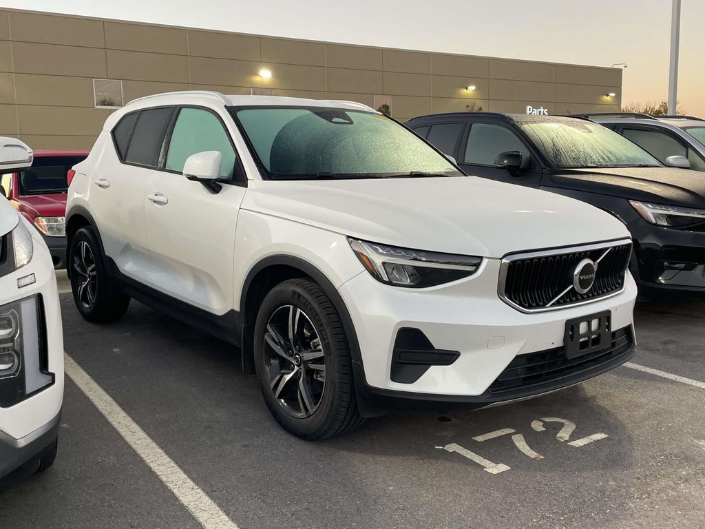 2023 Volvo XC40 Core