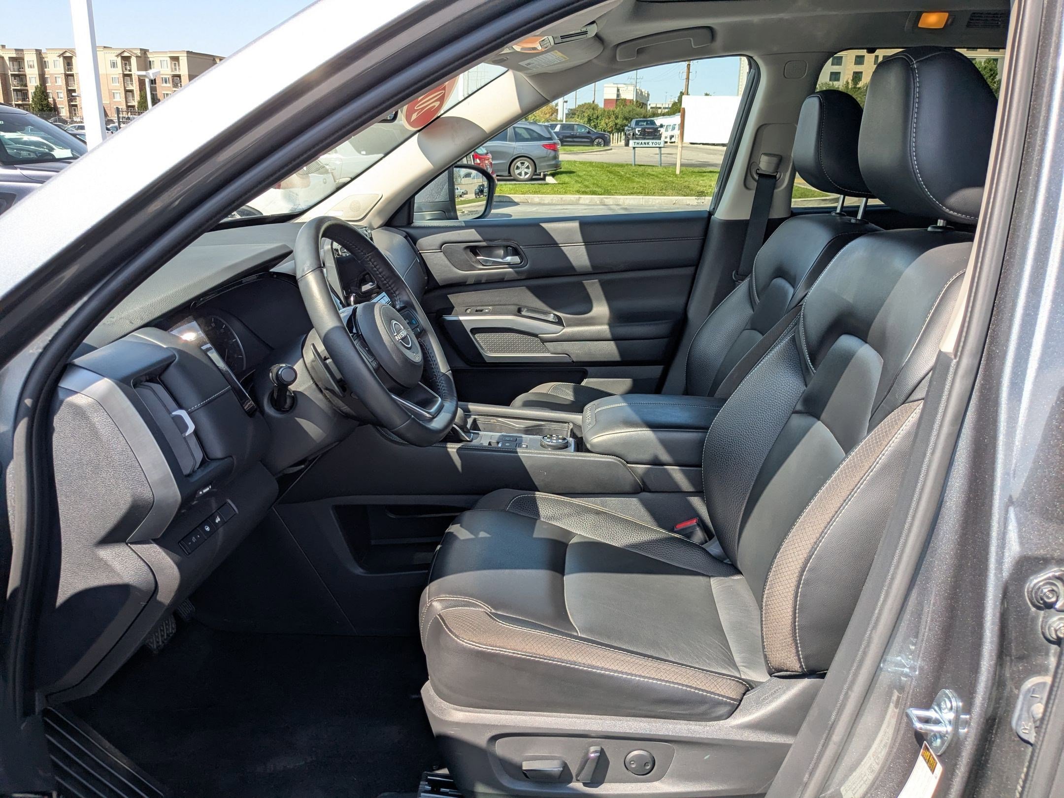 2023 Nissan Pathfinder SL photo 16