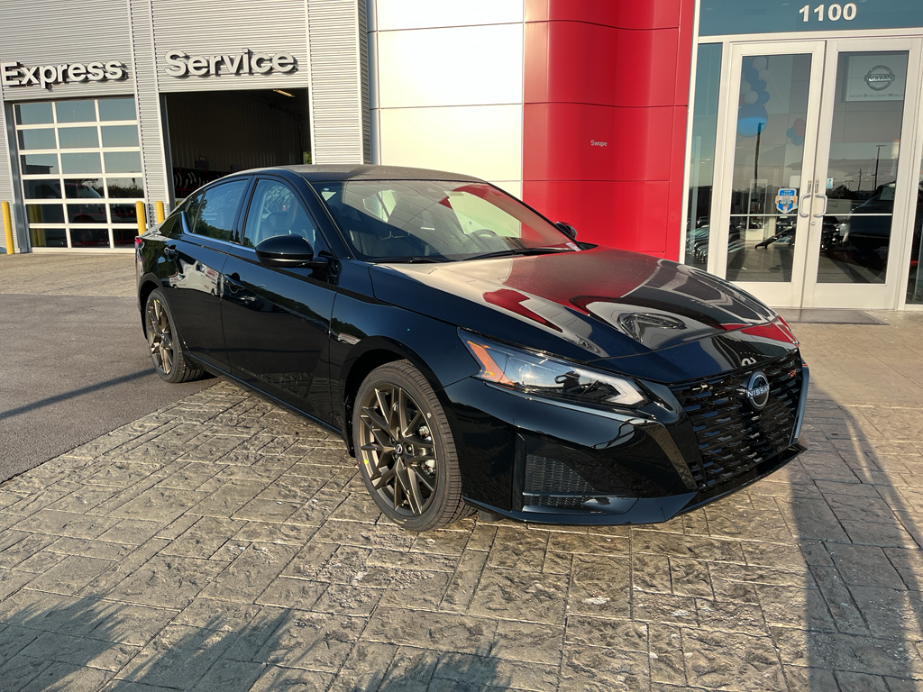2025 Nissan Altima SR photo 2