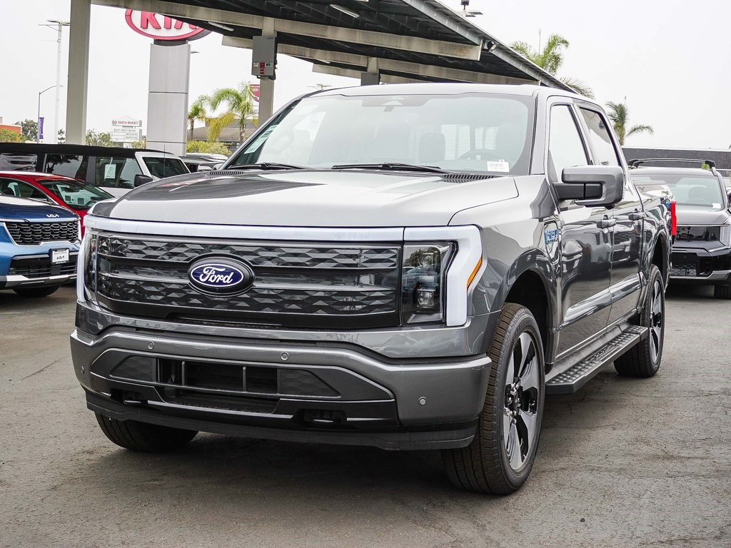 2025 Ford F-150 Lightning Platinum photo 3