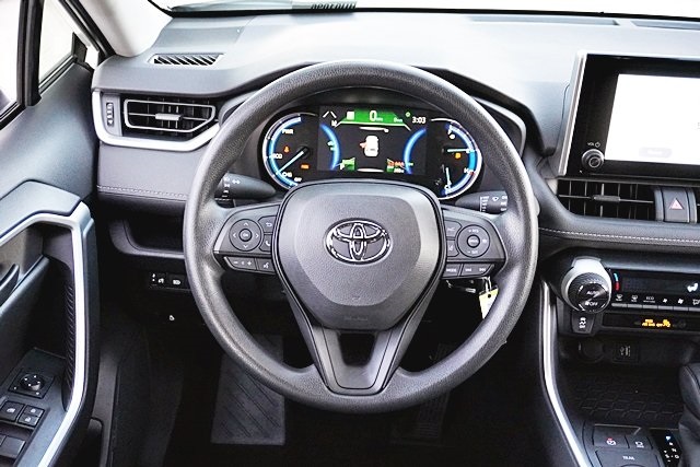 Used 2025 White Toyota LE image 18