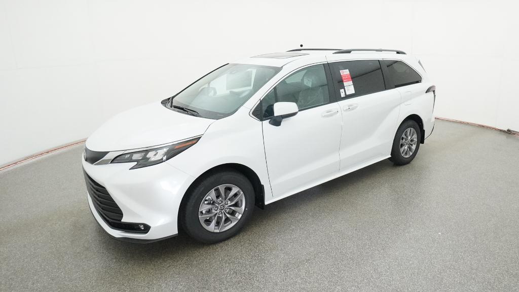 2026 Toyota Sienna XLE's photo