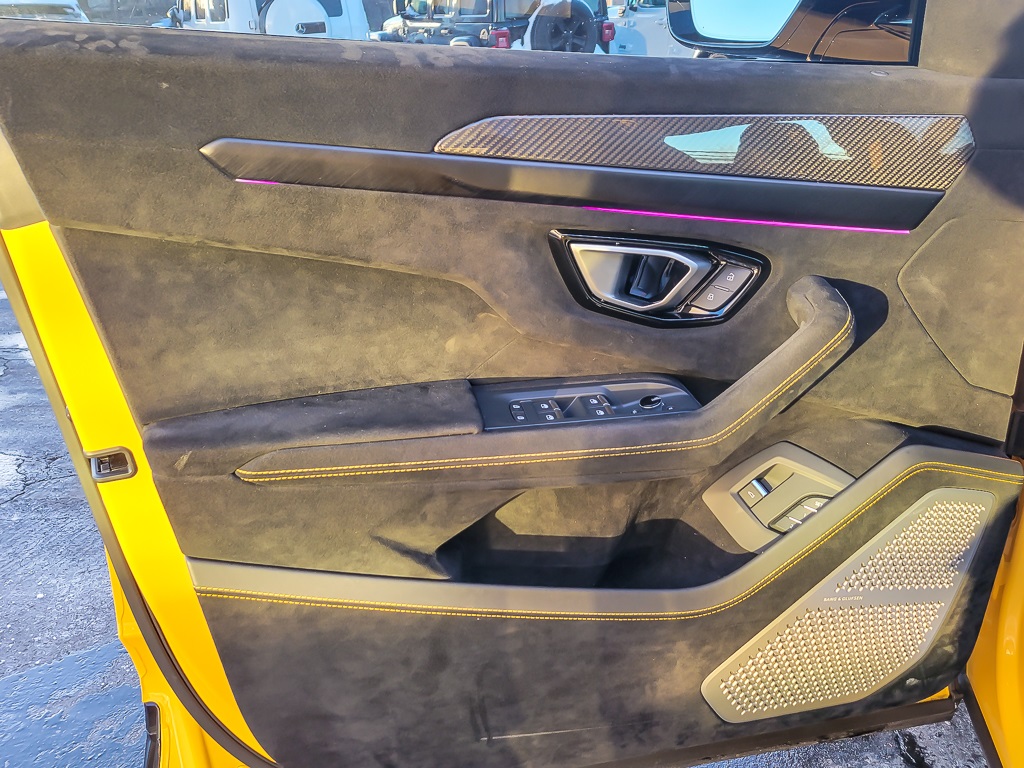 2023 LAMBORGHINI URUS - Image 17