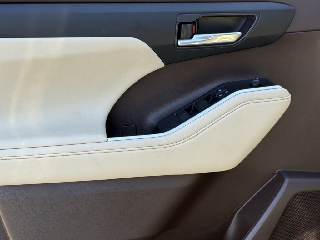 2022 Toyota Highlander XLE photo 15