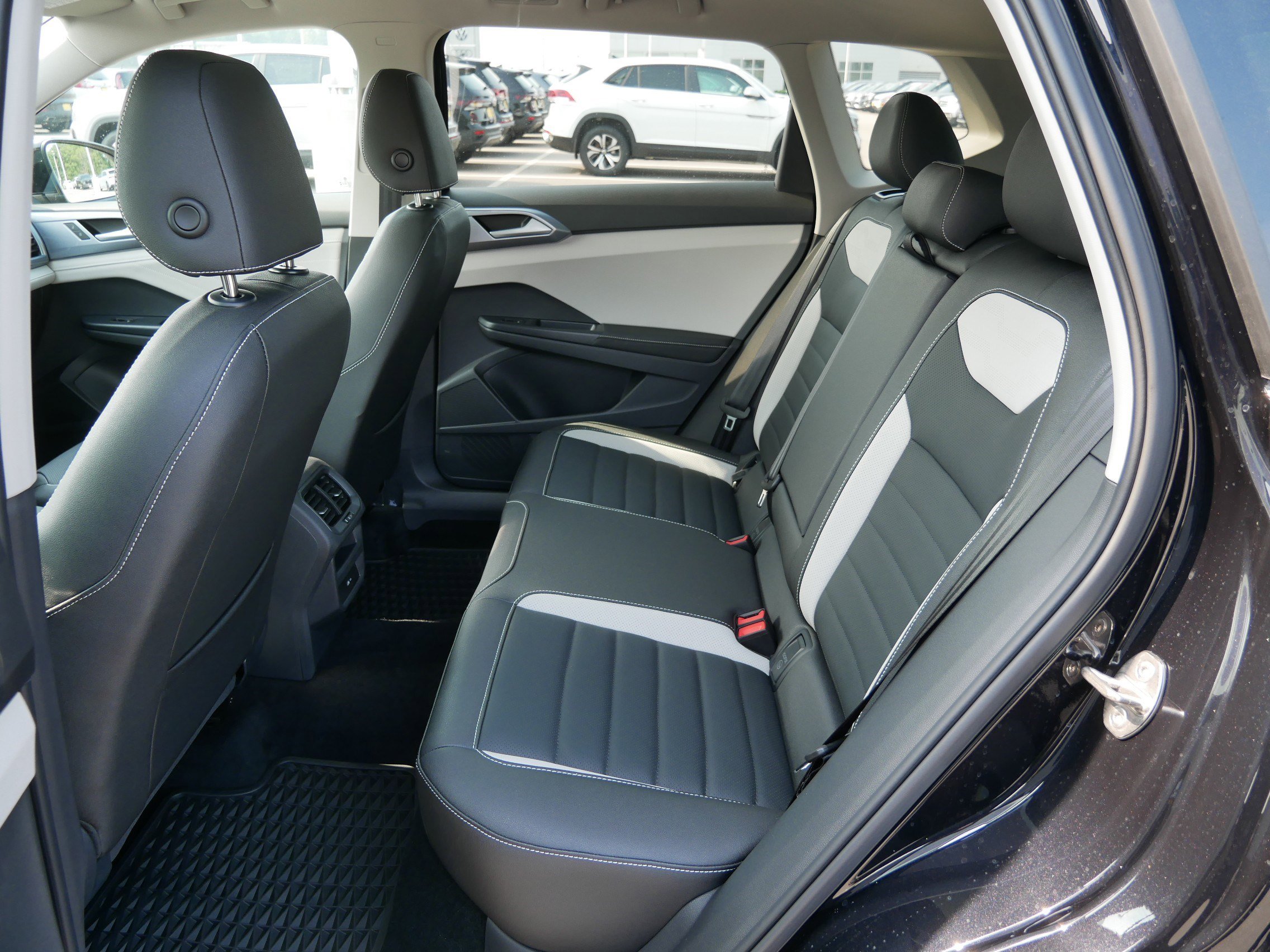 2025 Volkswagen Taos SEL photo 6