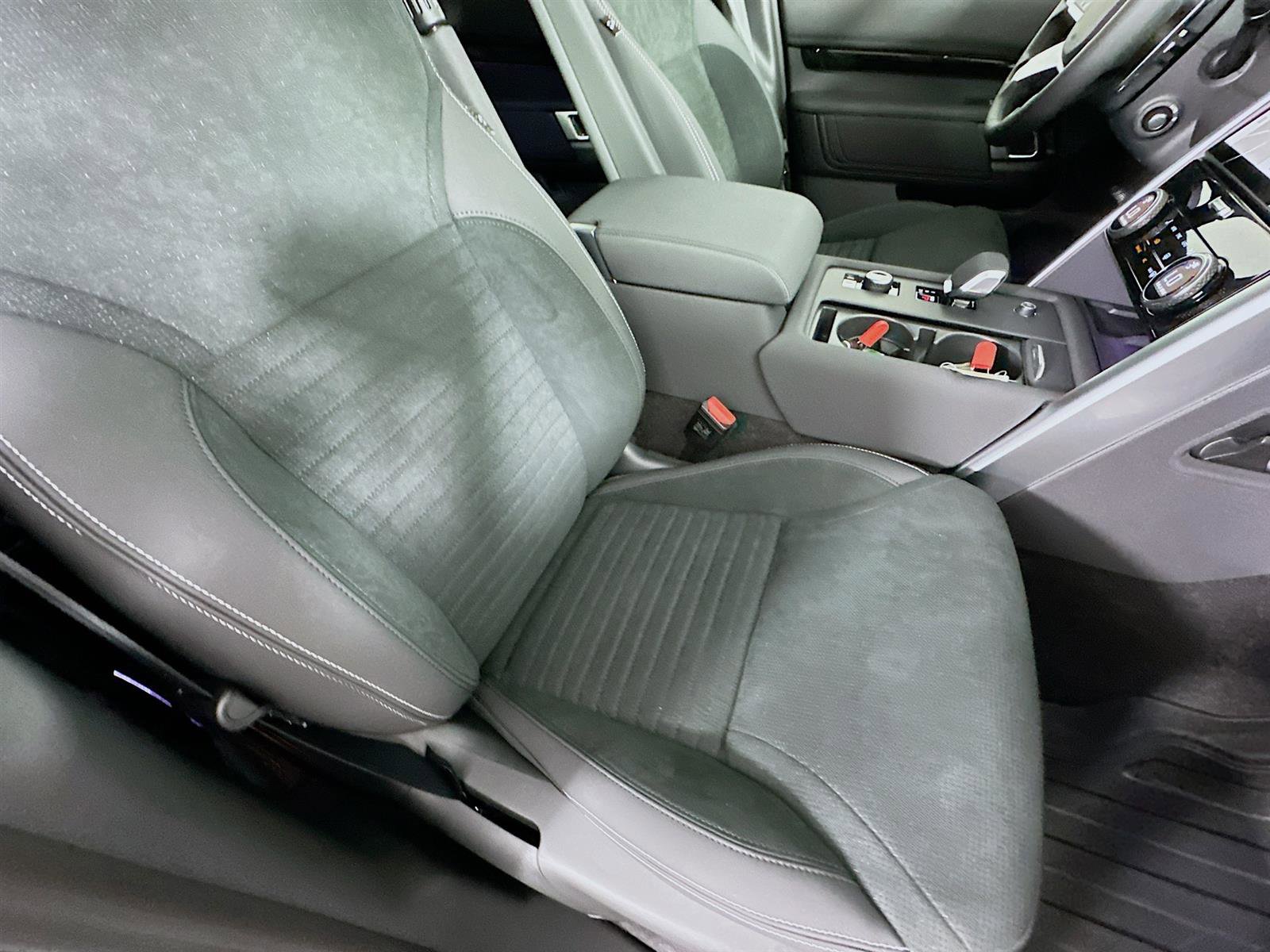 2024 Land Rover Discovery S photo 27