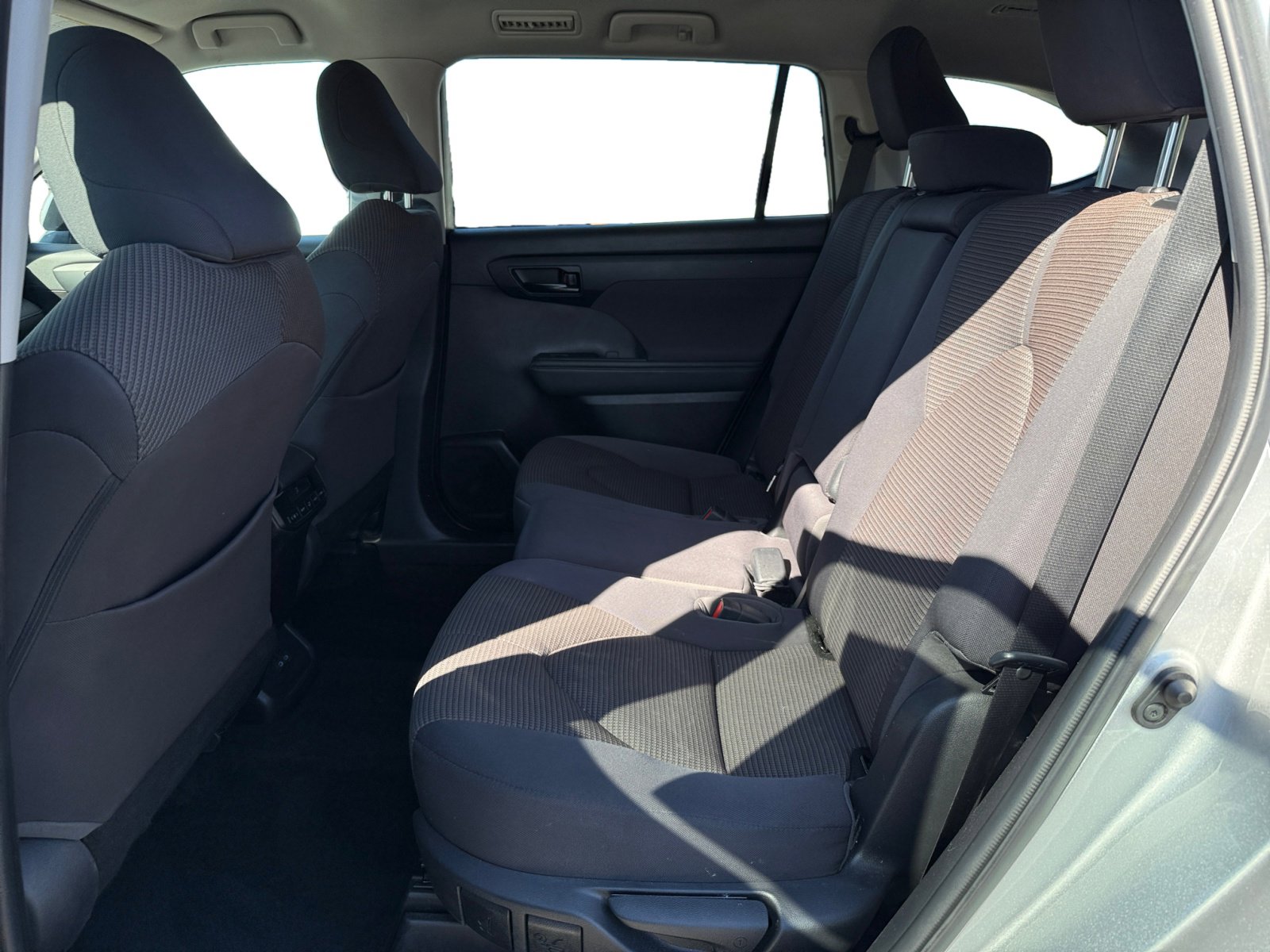 2022 Toyota Highlander LE photo 16