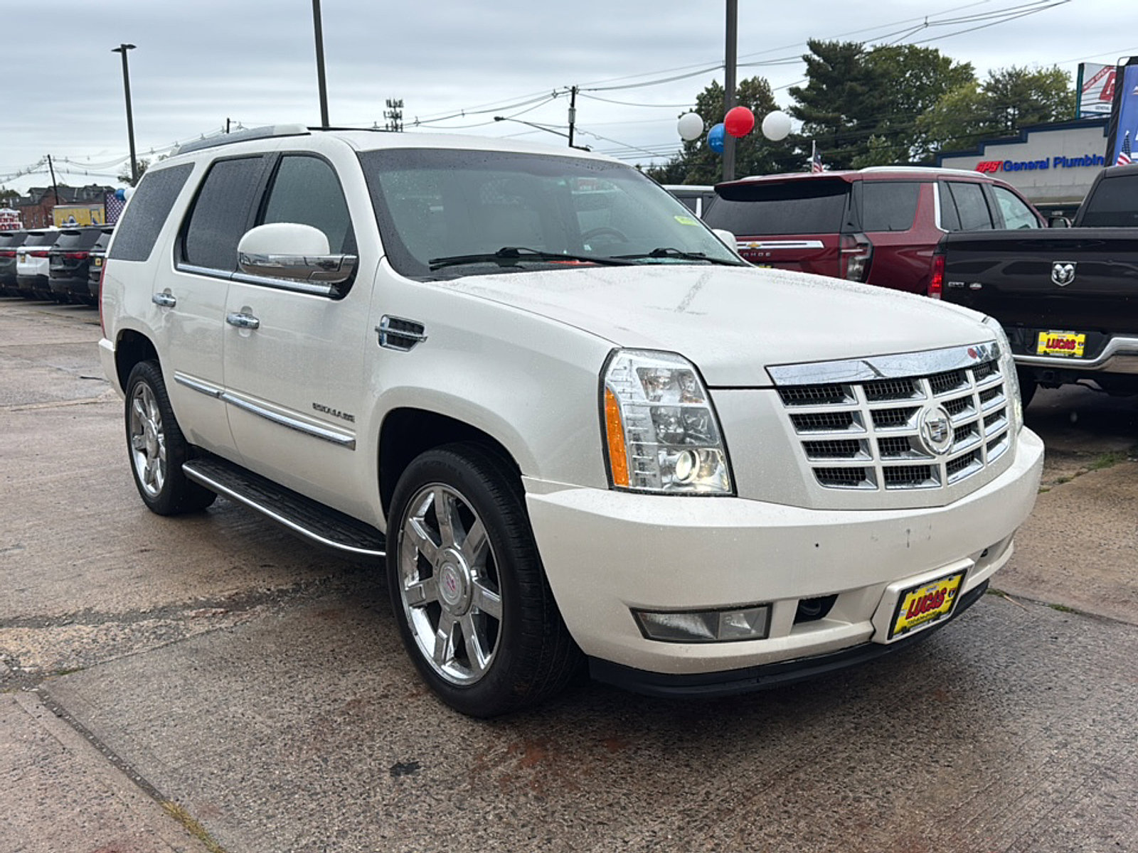2011 Cadillac Escalade Luxury photo 3