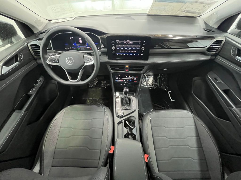 2025 Volkswagen Taos SE photo 11