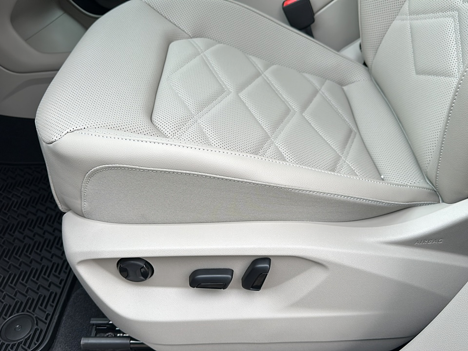 New 2025 Deep Black Pearl Volkswagen 2.0T SE image 12