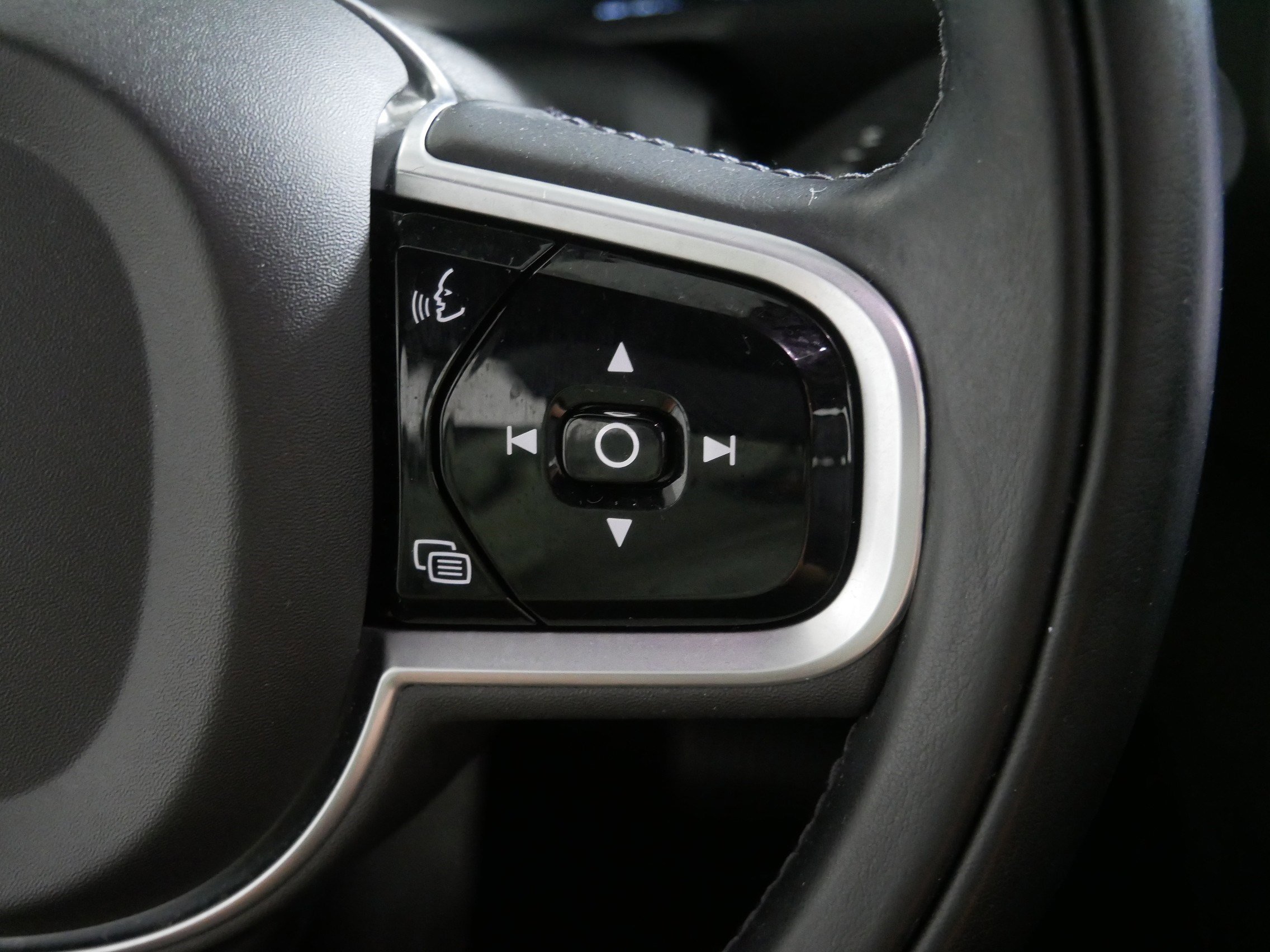 2020 Volvo XC90 Momentum AWD photo 28