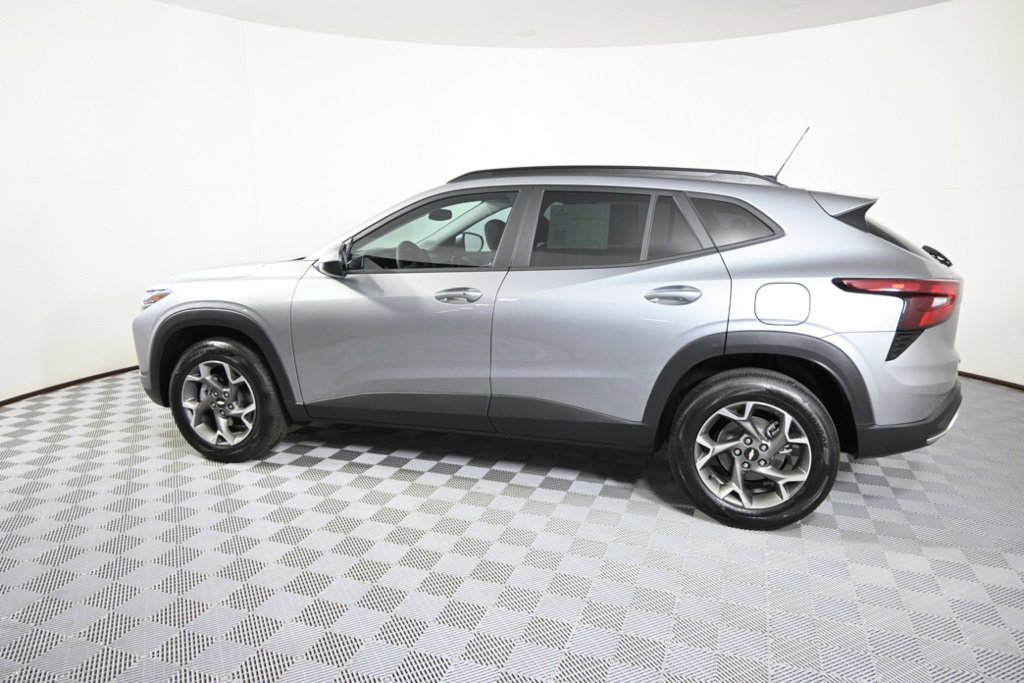 2025 Chevrolet Trax LT photo 3