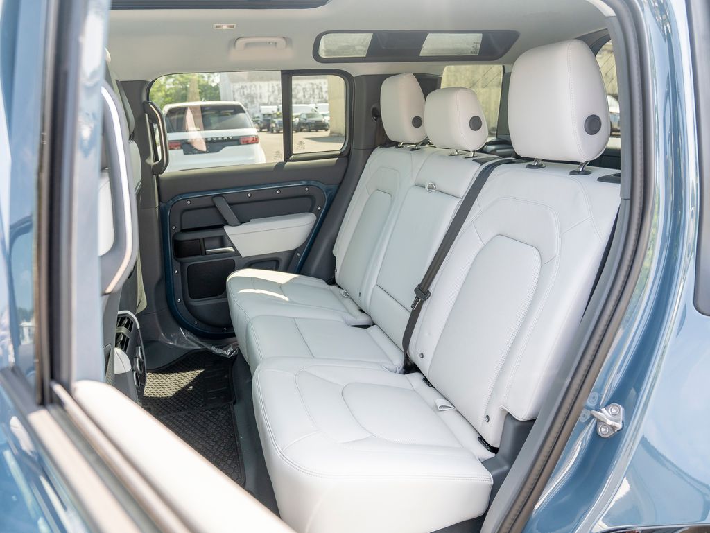 2025 Land Rover Defender 110 X-Dynamic SE photo 22