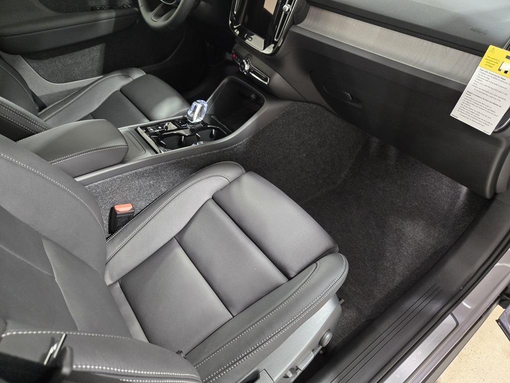 2026 Volvo XC40 Plus photo 9