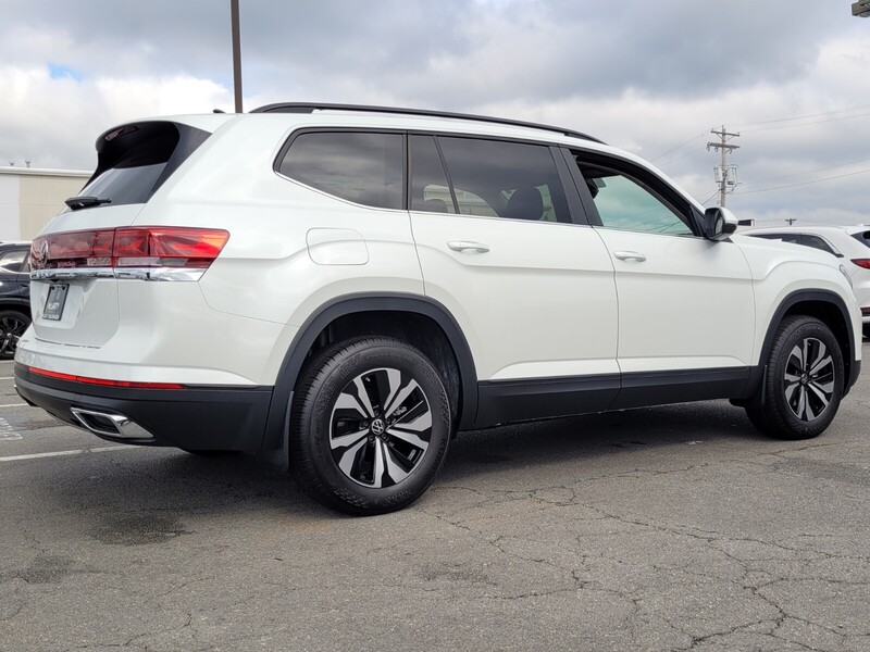 2026 Volkswagen Atlas SE photo 2
