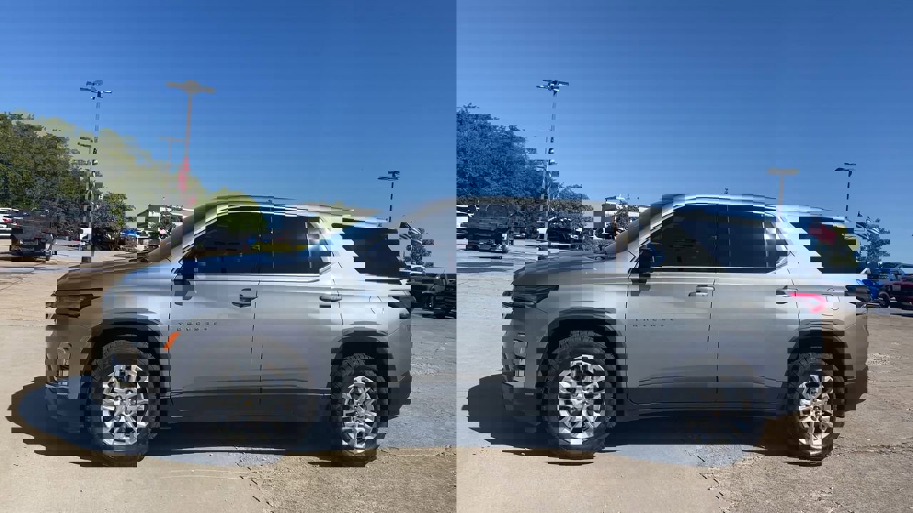 2023 Chevrolet Traverse LS photo 3