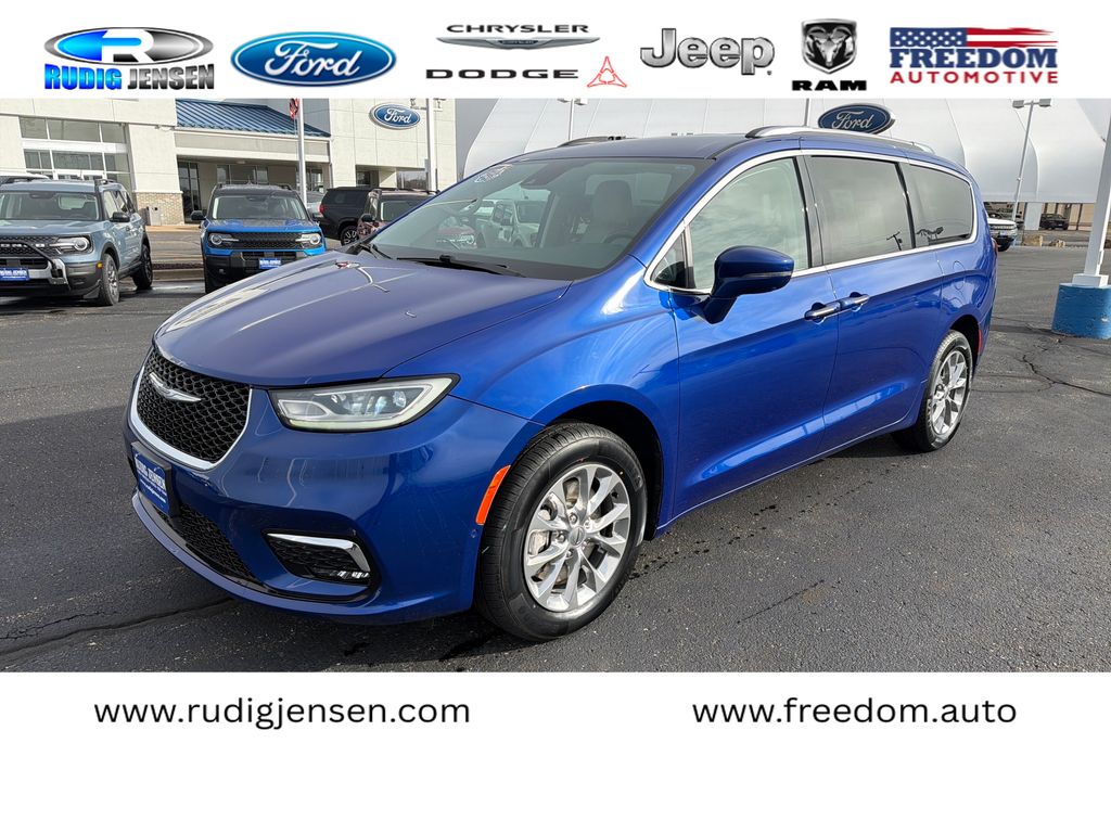 2021 Chrysler Pacifica Touring L's photo