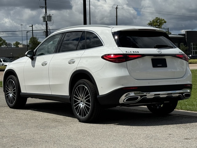 2025 Mercedes Benz GLC 300 4MATIC photo 3