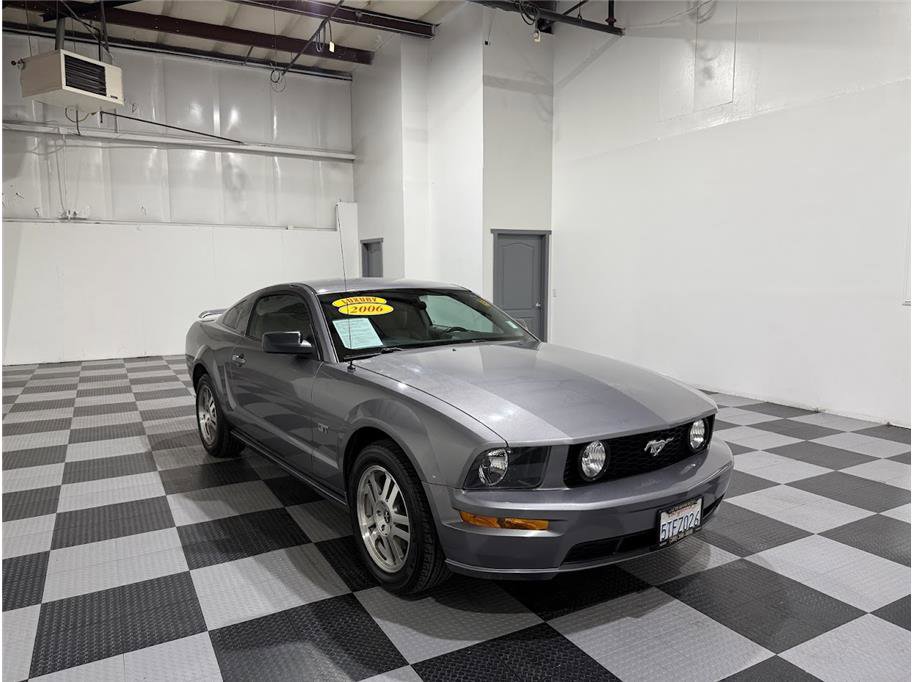 2006 Ford Mustang GT Deluxe photo 2