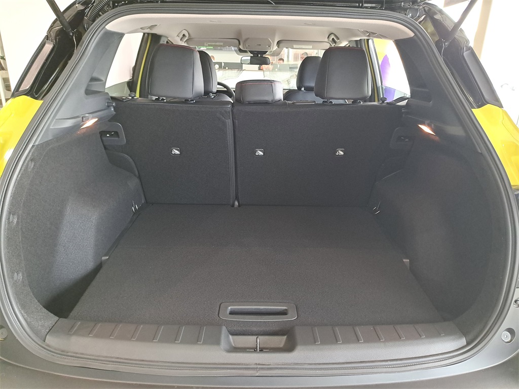 2026 Nissan Kicks SR photo 10