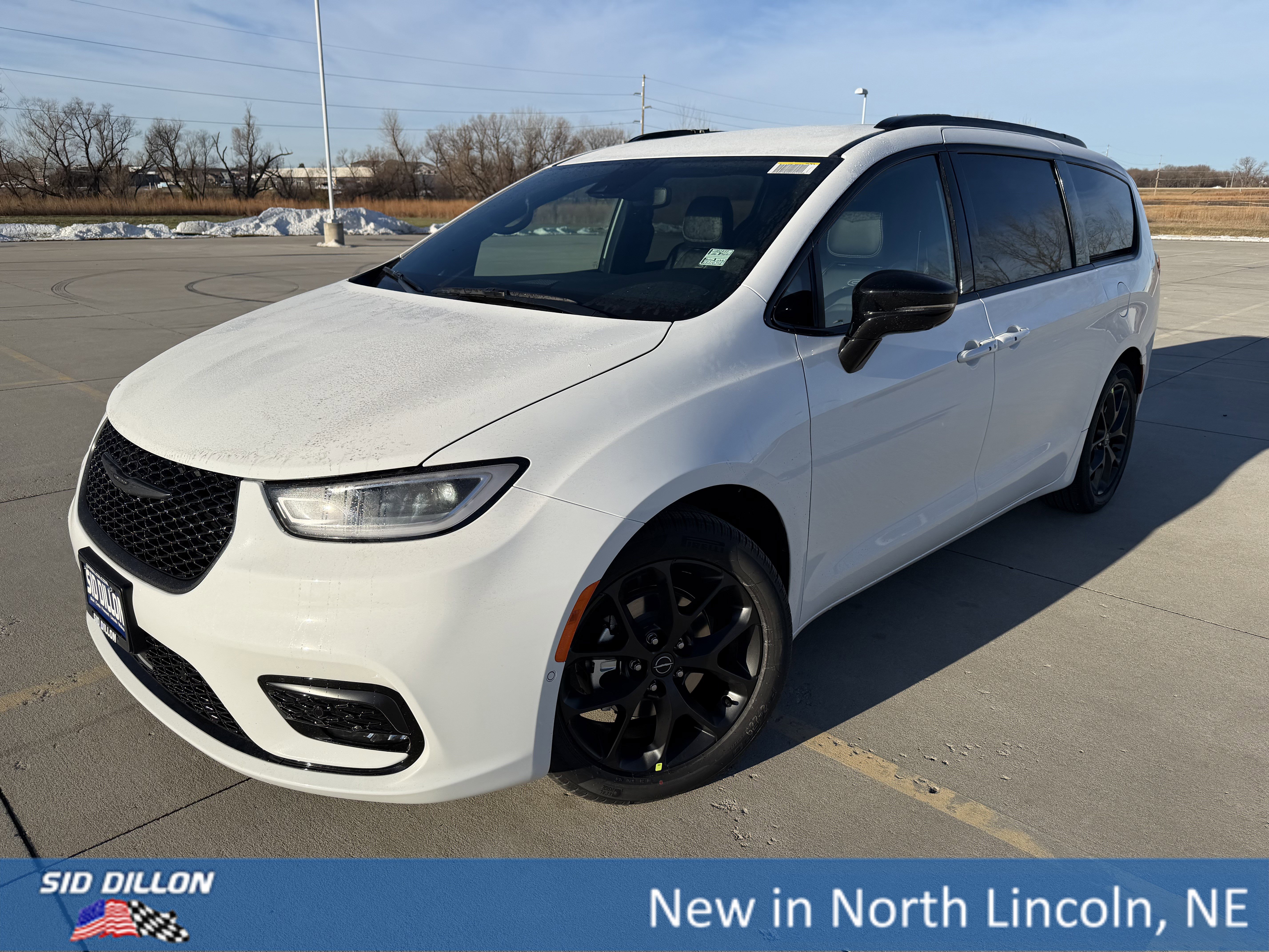 2026 Chrysler Pacifica Select's photo