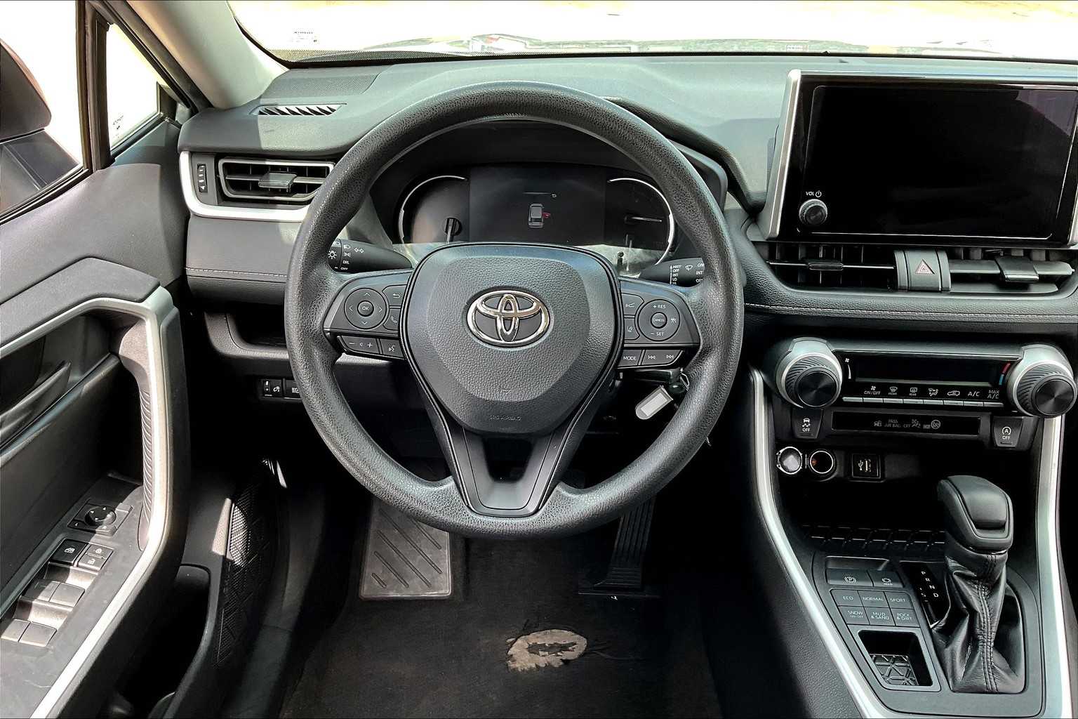 2024 Toyota RAV4 LE photo 5