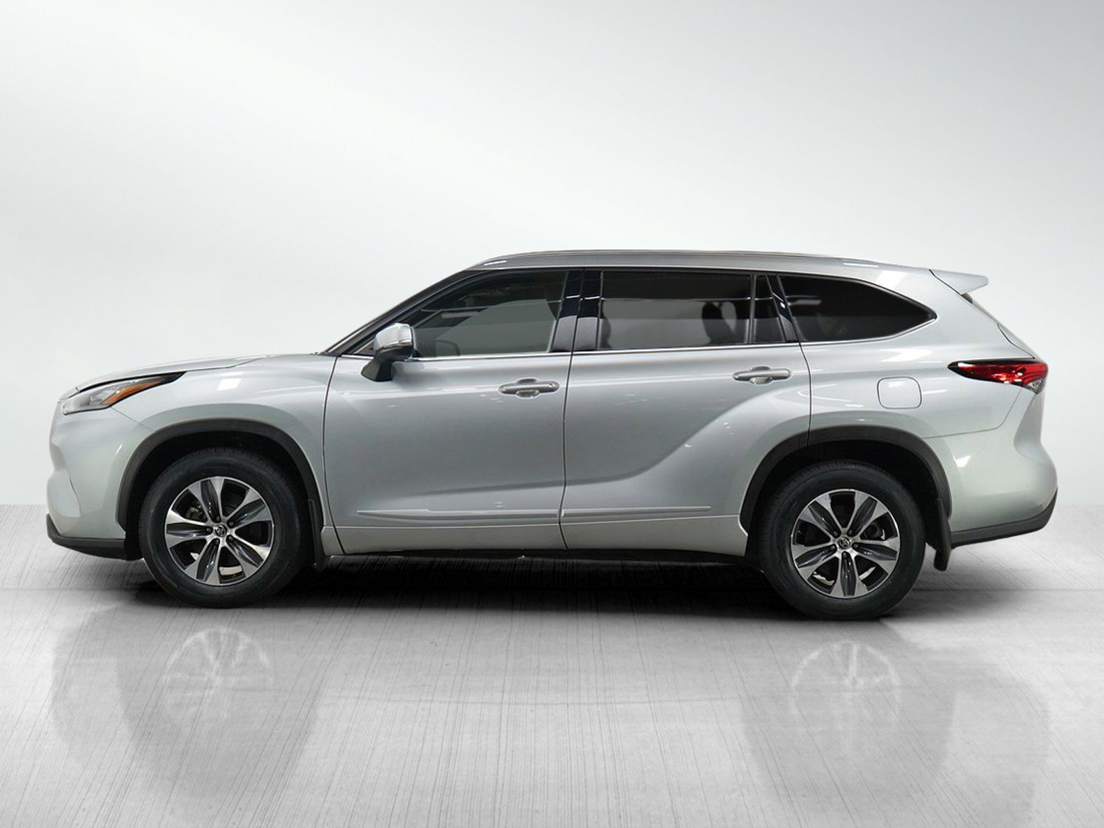 Used 2020 Toyota Highlander XLE with VIN 5TDGZRBH8LS502039 for sale in Burnsville, Minnesota