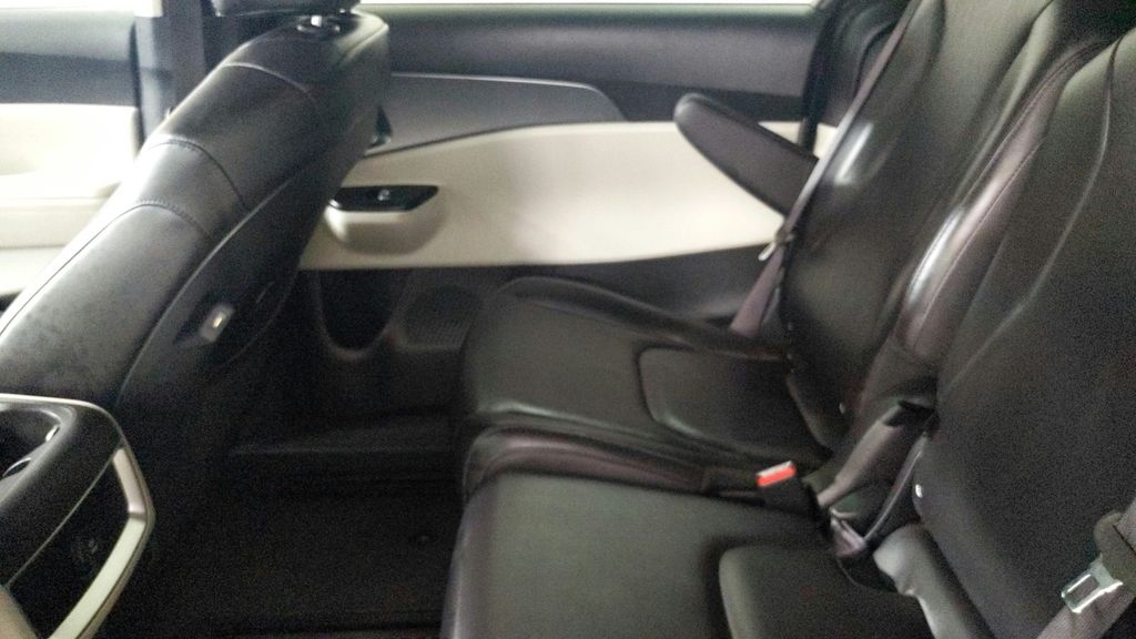 2024 Kia Carnival LX photo 25