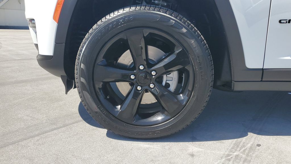 2025 Jeep Grand Cherokee Limited photo 4