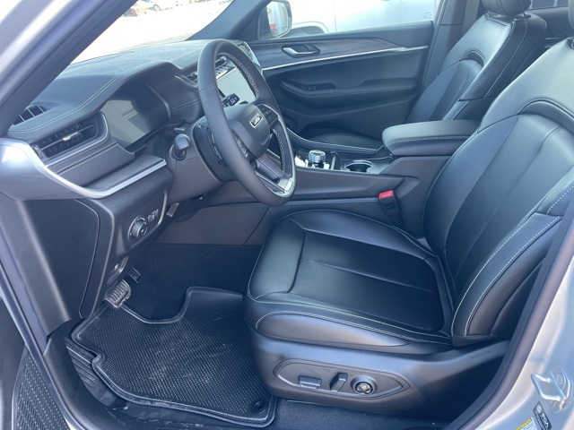 2025 Jeep Grand Cherokee Limited photo 3