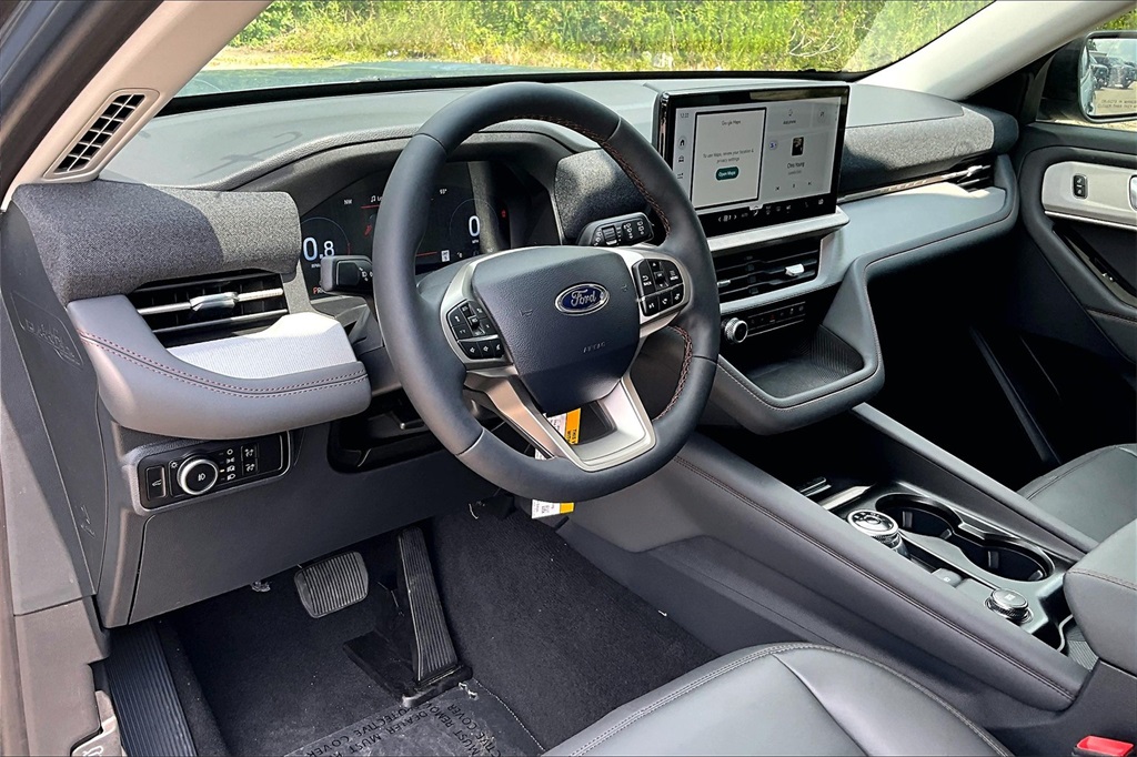 2025 Ford Explorer photo 4