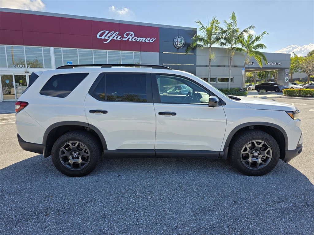 2023 Honda Pilot TrailSport photo 2