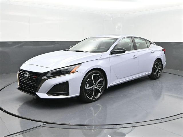 2025 Nissan Altima SR's photo
