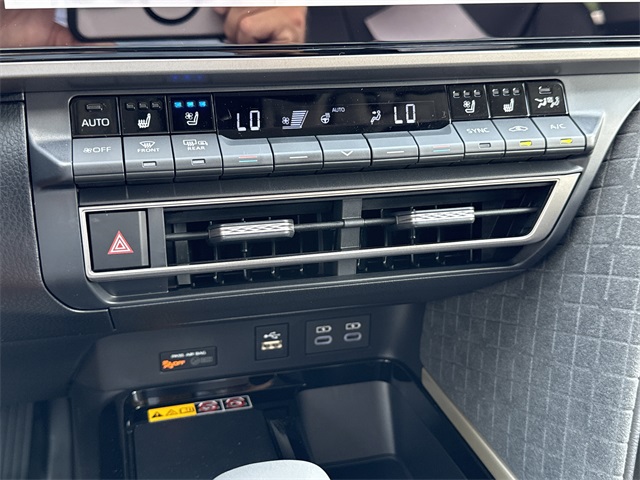 2025 Toyota Camry XLE photo 28