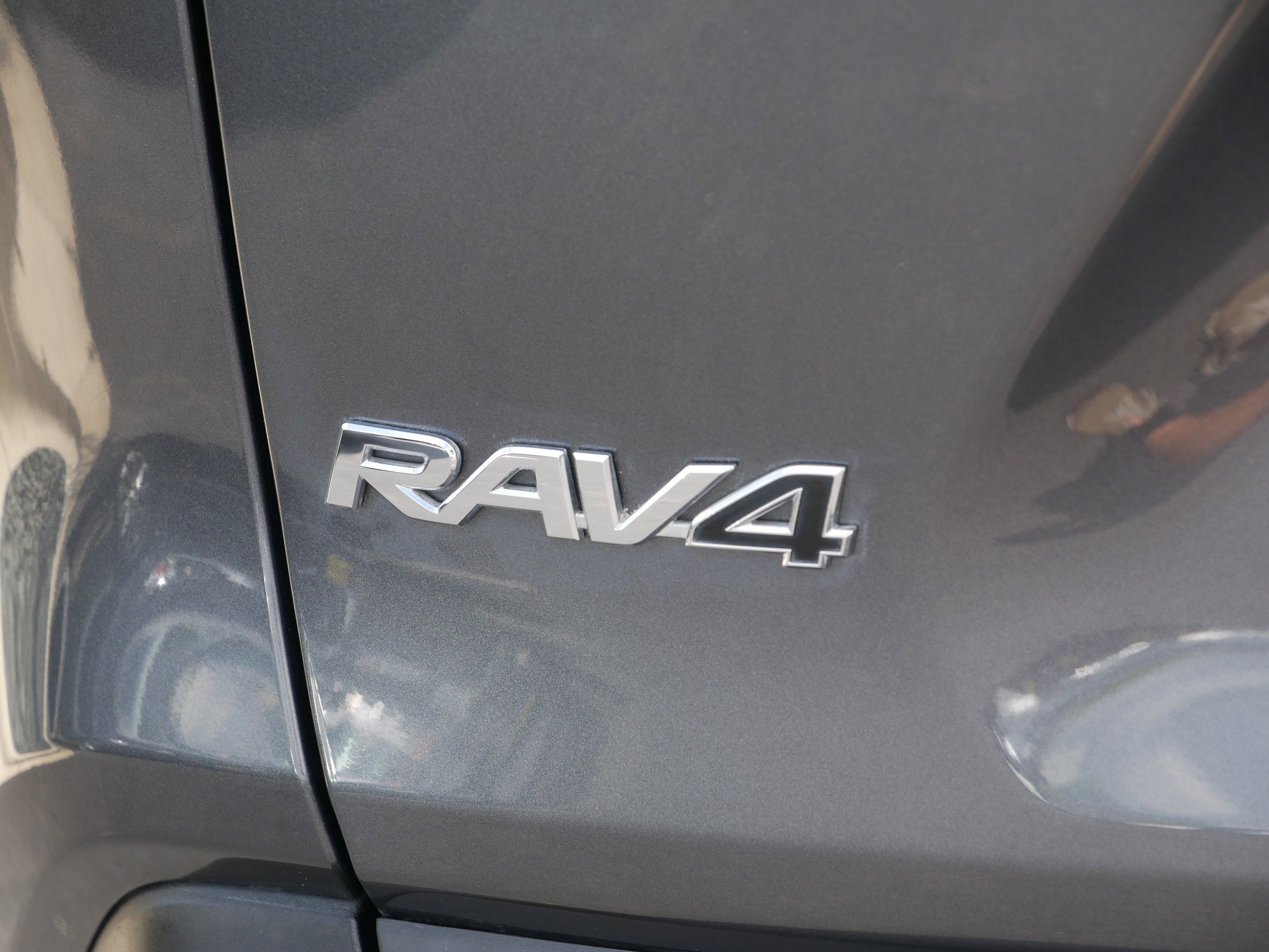 2019 Toyota RAV4 XLE photo 4