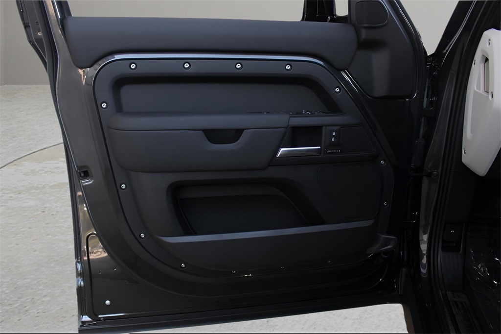 2025 Land Rover Defender 110 S photo 10