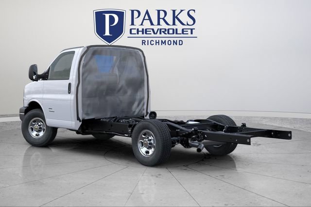 2025 Chevrolet Express Cutaway 3500 photo 2