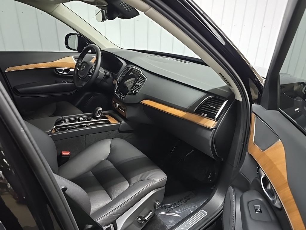 2024 Volvo XC90 B5 Plus photo 14