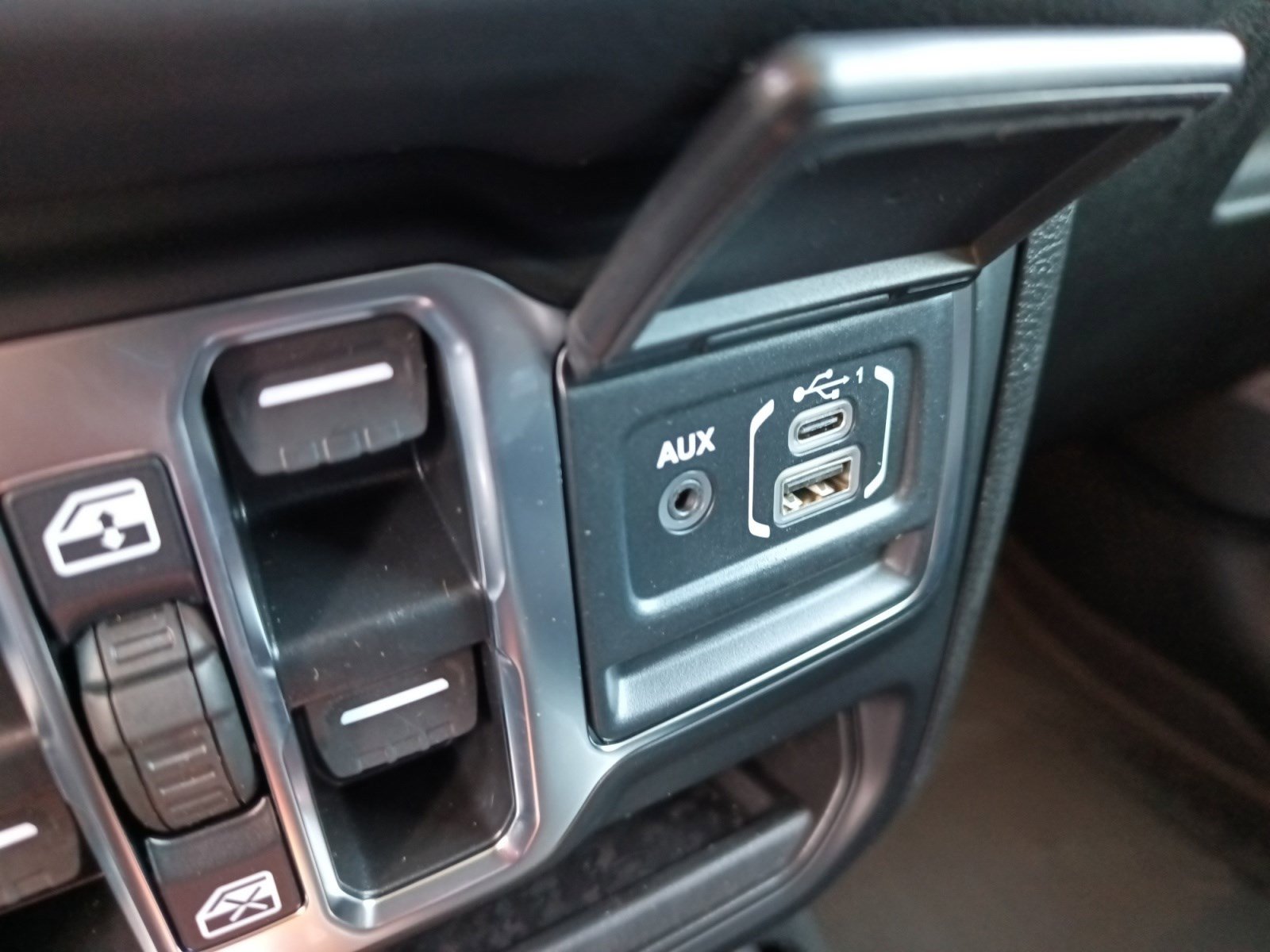 2025 Jeep Wrangler Sahara photo 16