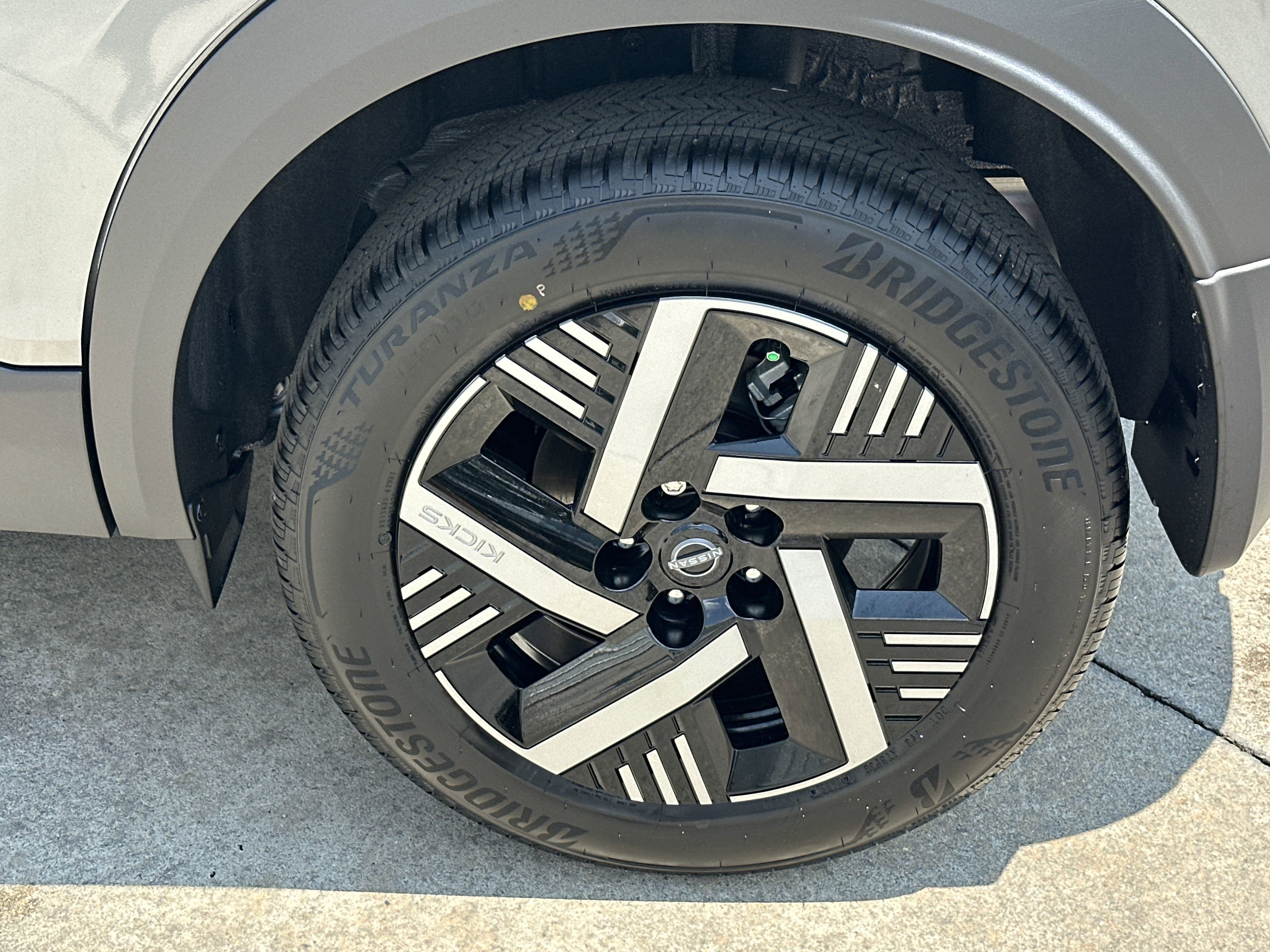 2025 Nissan Kicks SV photo 7