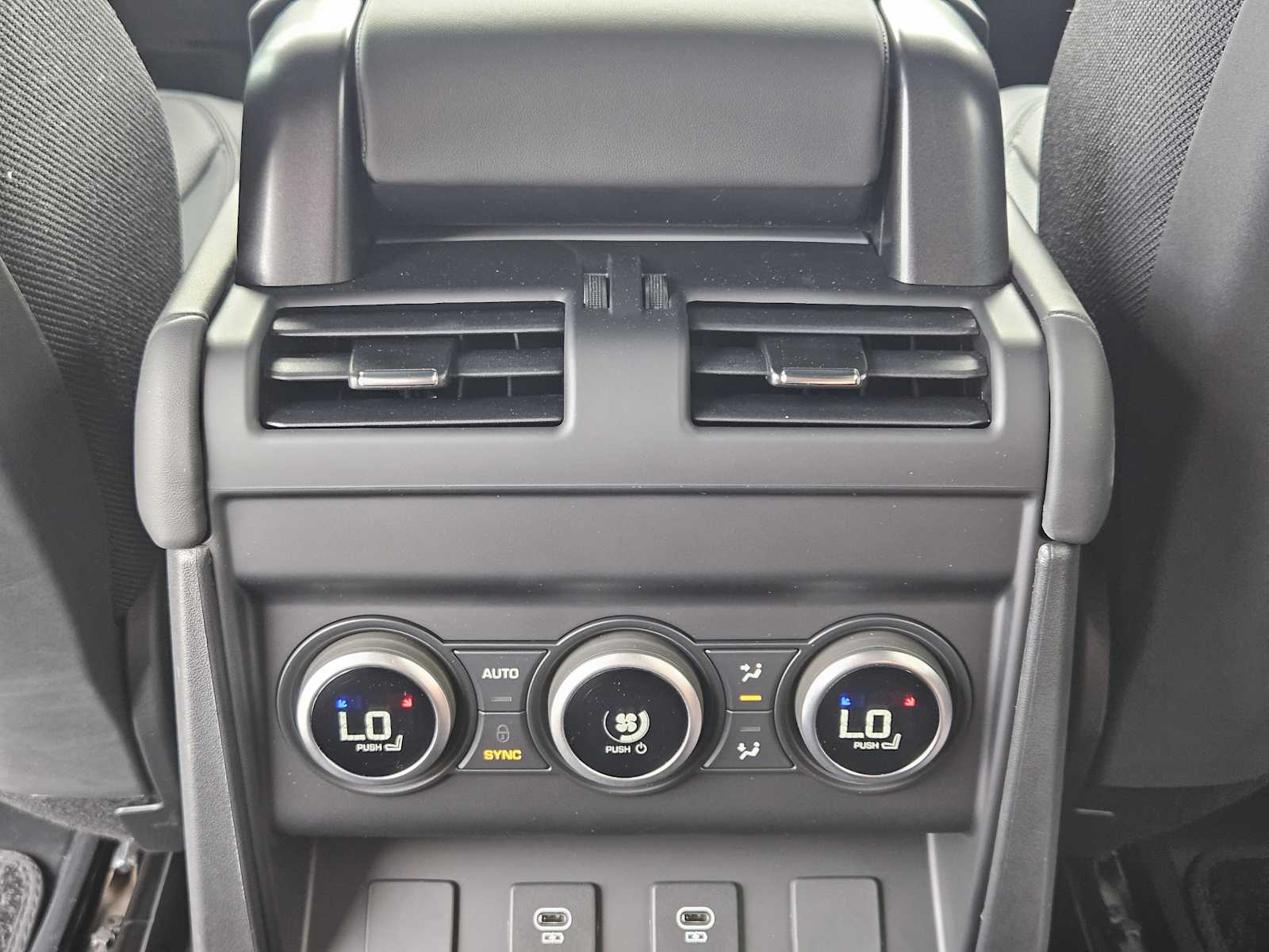 2025 Land Rover Defender 130 V8 photo 24